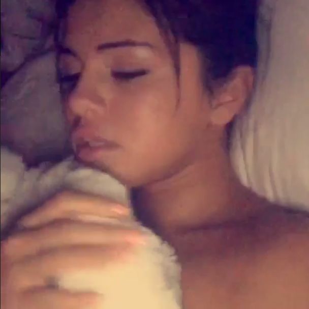 Selena Gomez w łóżku bez makijażu (Insta)