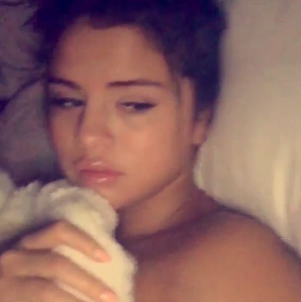 Selena Gomez w łóżku bez makijażu (Insta)