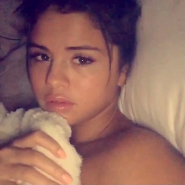 Selena Gomez w łóżku bez makijażu (Insta)