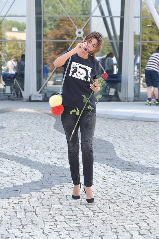 Edyta Górniak chłodziła się pod tęczą na Placu Zbawiciela Edyta Górniak chłodziła się pod tęczą na Placu Zbawiciela