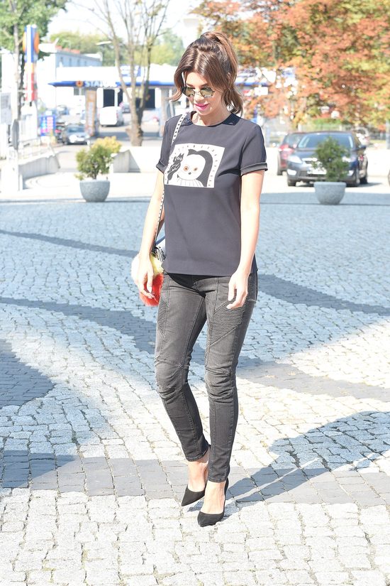 Edyta Górniak chłodziła się pod tęczą na Placu Zbawiciela Edyta Górniak chłodziła się pod tęczą na Placu Zbawiciela