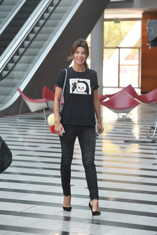 Edyta Górniak chłodziła się pod tęczą na Placu Zbawiciela Edyta Górniak chłodziła się pod tęczą na Placu Zbawiciela