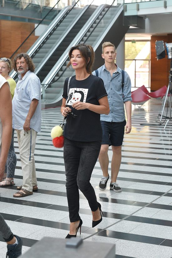 Edyta Górniak chłodziła się pod tęczą na Placu Zbawiciela Edyta Górniak chłodziła się pod tęczą na Placu Zbawiciela