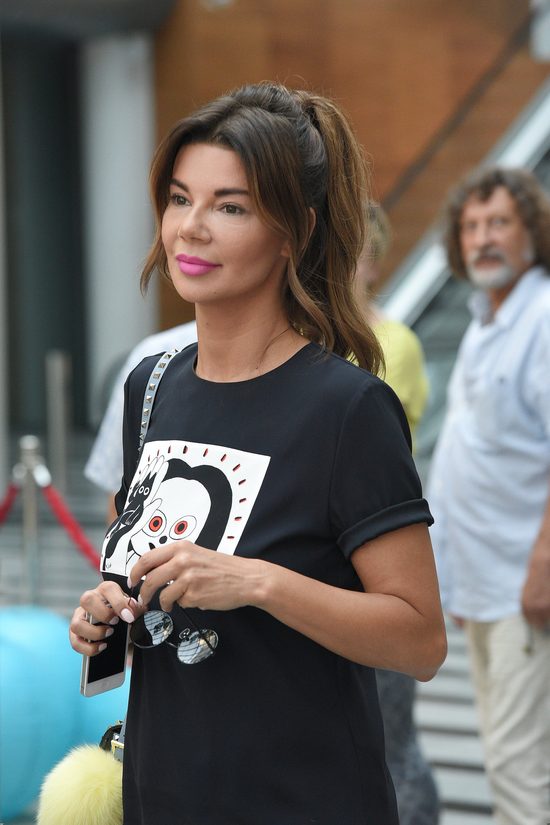 Edyta Górniak chłodziła się pod tęczą na Placu Zbawiciela Edyta Górniak chłodziła się pod tęczą na Placu Zbawiciela