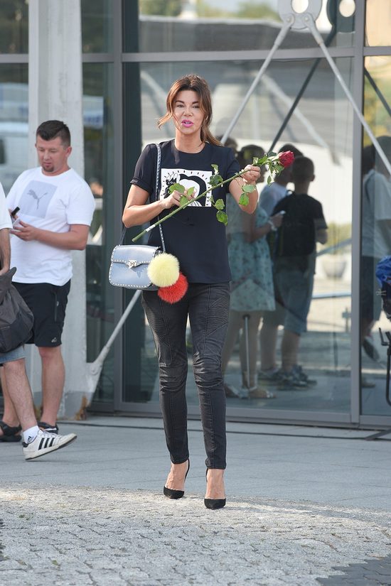 Edyta Górniak chłodziła się pod tęczą na Placu Zbawiciela Edyta Górniak chłodziła się pod tęczą na Placu Zbawiciela