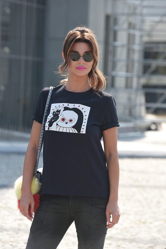 Edyta Górniak chłodziła się pod tęczą na Placu Zbawiciela Edyta Górniak chłodziła się pod tęczą na Placu Zbawiciela