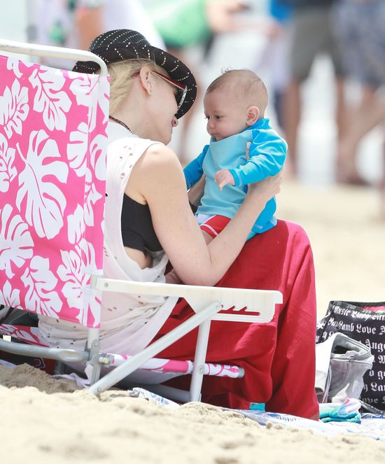 Ten maluch już się przyzwyczaja do paparazzi (FOTO) Ten maluch już się przyzwyczaja do paparazzi (FOTO)