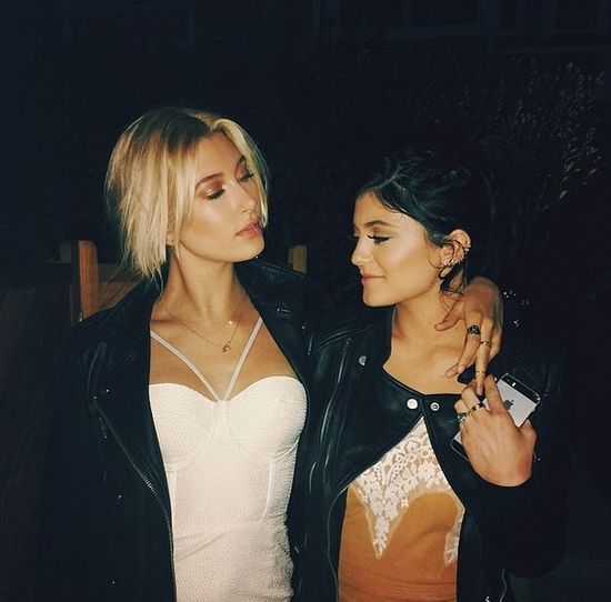 Justin Bieber spotyka się z przyjaciółką Jennerek (FOTO)