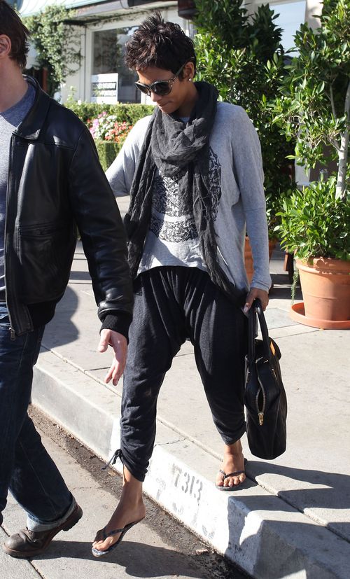 Halle Berry w drodze na lunch ze swoim chłopakiem (FOTO)