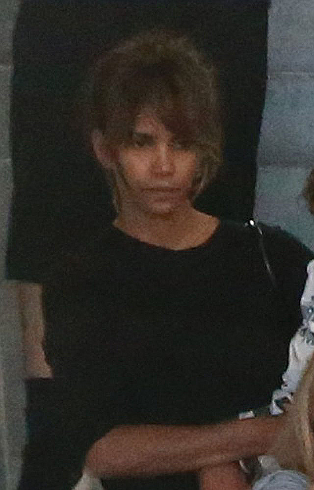 Japonki, dresy i marna fryzura. Halle Berry NIE DO POZNANIA