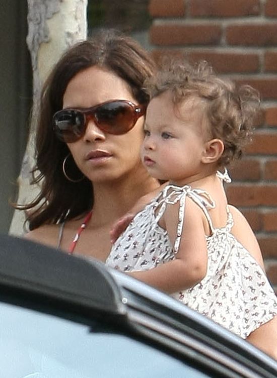 Były Halle Berry chciał WYBIELIĆ ich córkę!