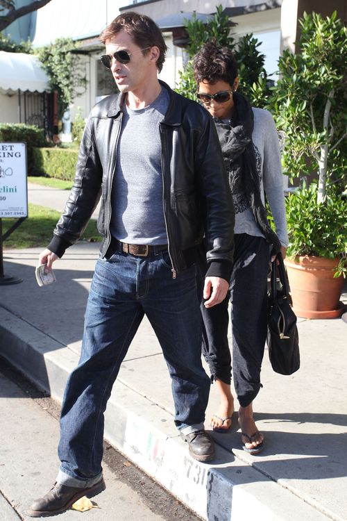 Halle Berry w drodze na lunch ze swoim chłopakiem (FOTO)