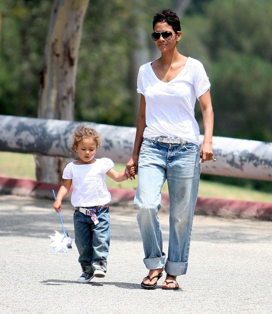 Były Halle Berry chciał WYBIELIĆ ich córkę!