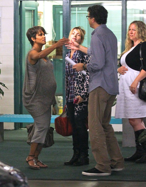 Halle Berry w mocno zaawansowanej ciąży (FOTO)