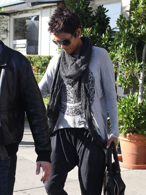 Halle Berry w drodze na lunch ze swoim chłopakiem (FOTO)