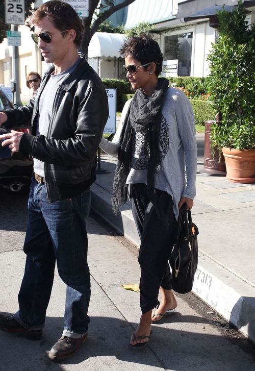 Halle Berry w drodze na lunch ze swoim chłopakiem (FOTO)