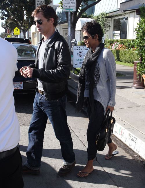 Halle Berry w drodze na lunch ze swoim chłopakiem (FOTO)