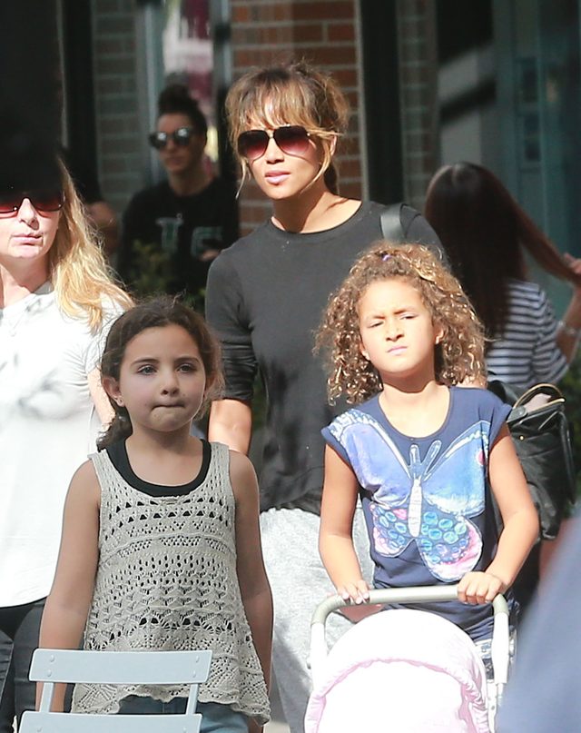 Japonki, dresy i marna fryzura. Halle Berry NIE DO POZNANIA