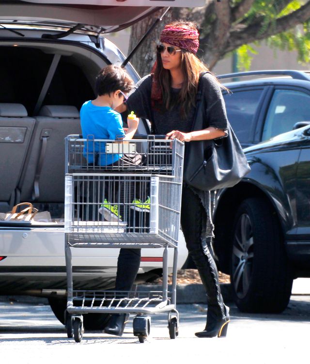 Na tych zdjęciach wygląda jak siostra Jacka Sparrowa 