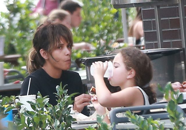 Japonki, dresy i marna fryzura. Halle Berry NIE DO POZNANIA