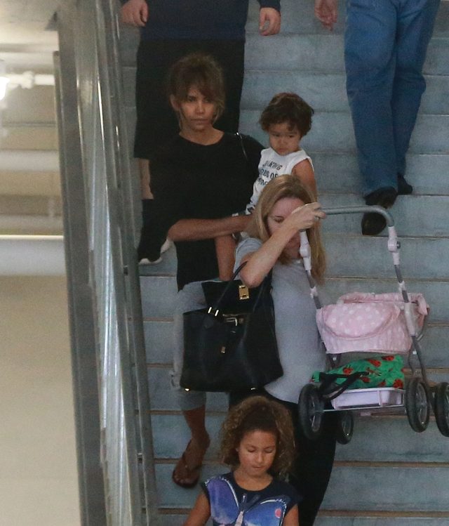 Japonki, dresy i marna fryzura. Halle Berry NIE DO POZNANIA