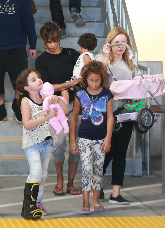 Japonki, dresy i marna fryzura. Halle Berry NIE DO POZNANIA