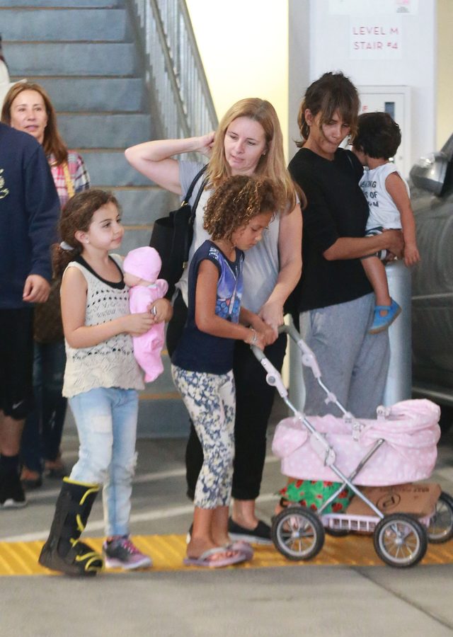 Japonki, dresy i marna fryzura. Halle Berry NIE DO POZNANIA