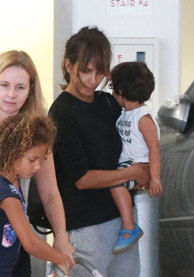 Japonki, dresy i marna fryzura. Halle Berry NIE DO POZNANIA