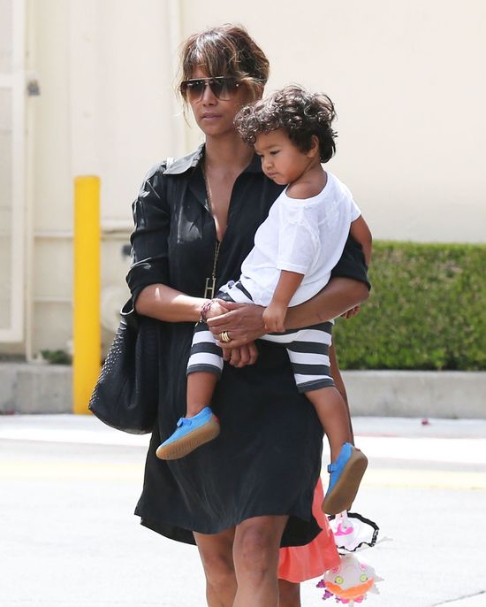 Dzieci Halle Berry dobrze się bawiły na lunchu z mamą (FOTO)