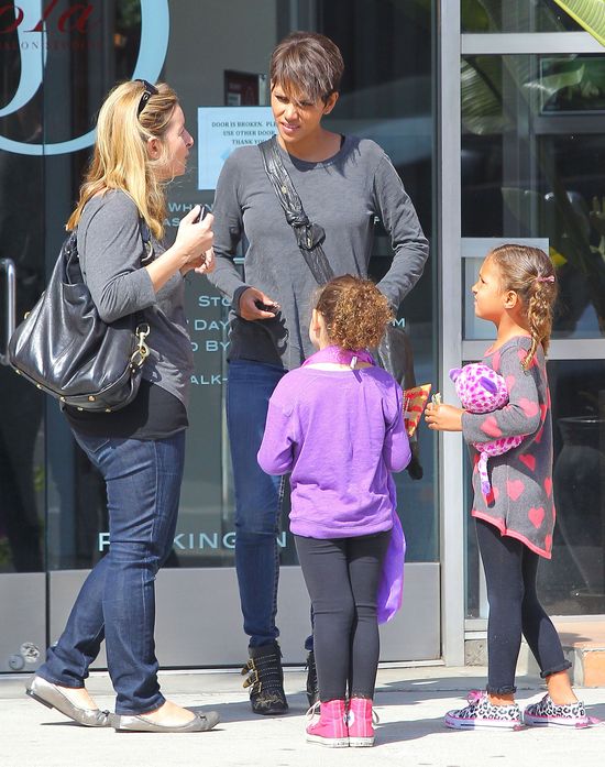Halle Berry relaksuje się z córeczką (FOTO)