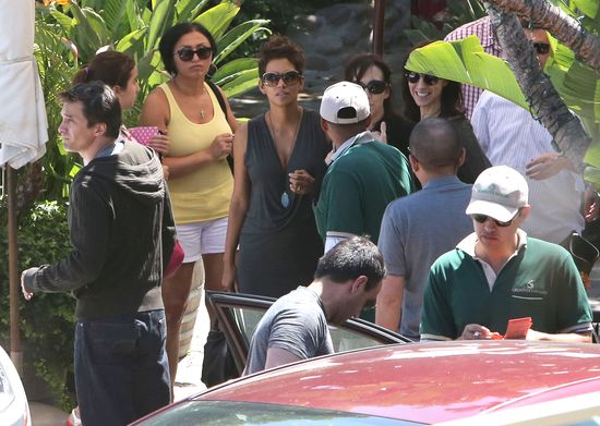 Ciężarna Halle Berry promienieje (FOTO)