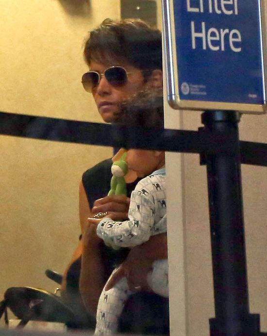 Paparazzi sfotografowali synka Halle Berry! (FOTO)
