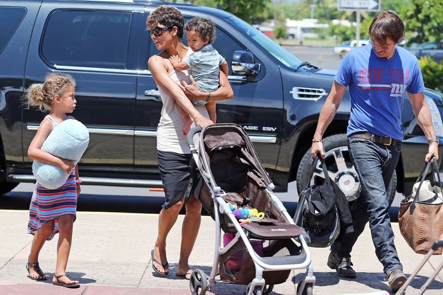 Paparazzi wreszcie sfotografowali synka Halle Berry (FOTO)