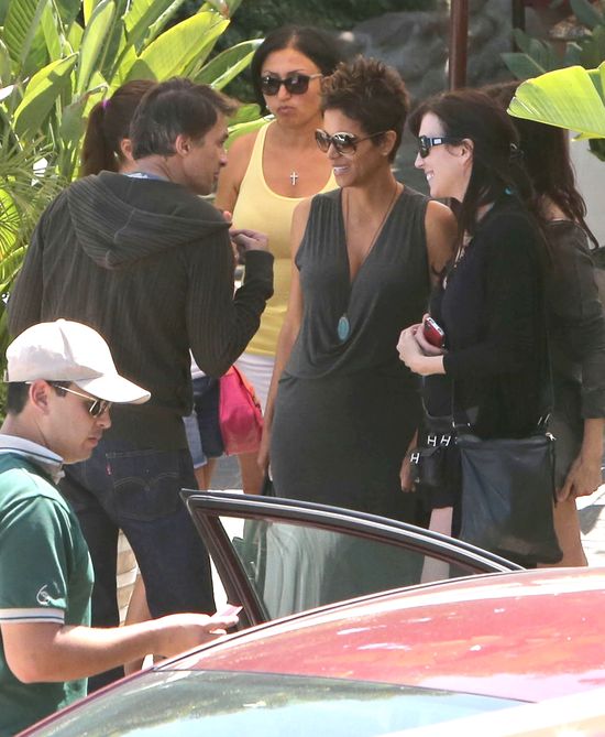 Ciężarna Halle Berry promienieje (FOTO)