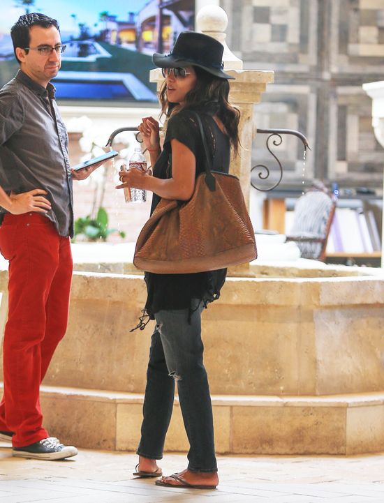 Zmęczona Halle Berry bez makijażu (FOTO) Zmęczona Halle Berry bez makijażu (FOTO)