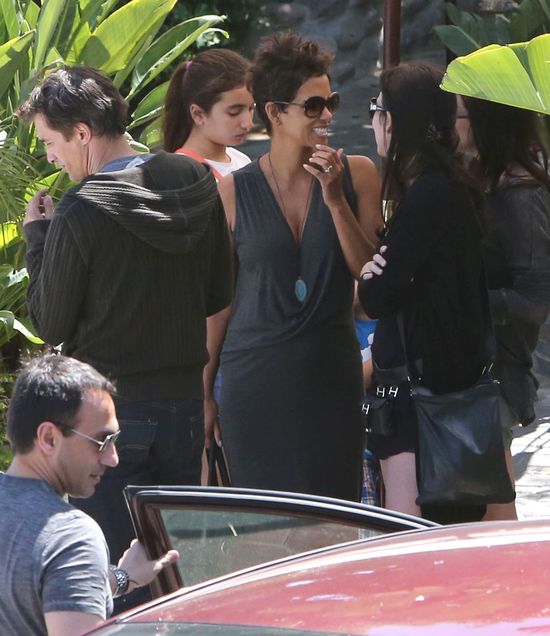 Ciężarna Halle Berry promienieje (FOTO)