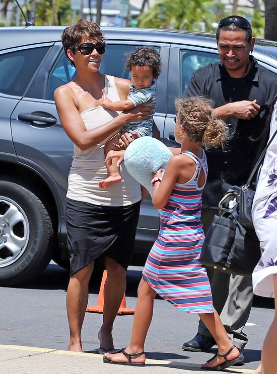 Paparazzi wreszcie sfotografowali synka Halle Berry (FOTO)