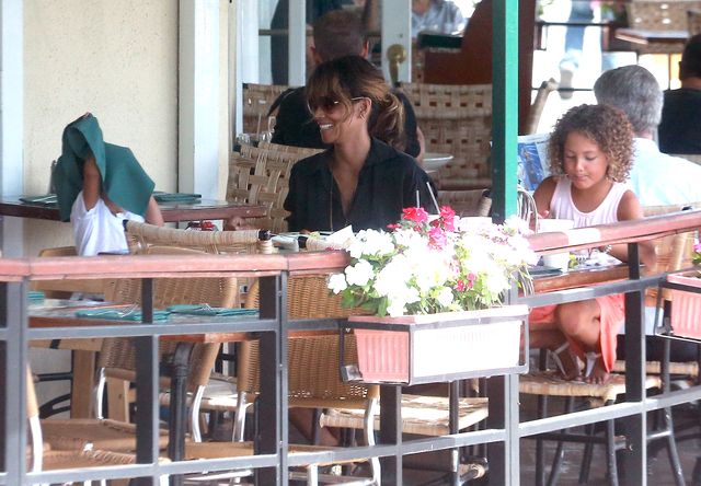 Dzieci Halle Berry dobrze się bawiły na lunchu z mamą (FOTO)