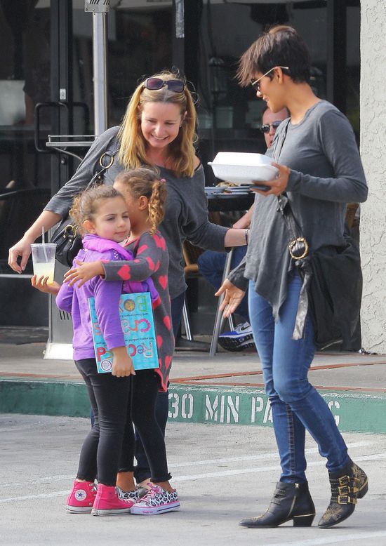 Halle Berry relaksuje się z córeczką (FOTO)