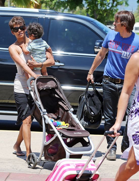 Paparazzi wreszcie sfotografowali synka Halle Berry (FOTO)
