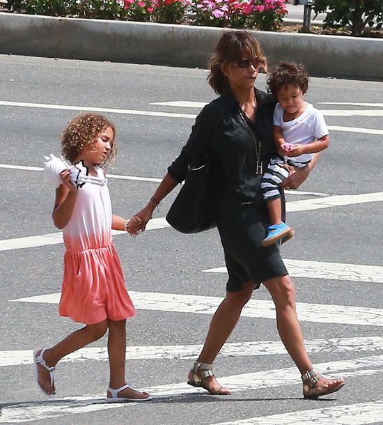Dzieci Halle Berry dobrze się bawiły na lunchu z mamą (FOTO)
