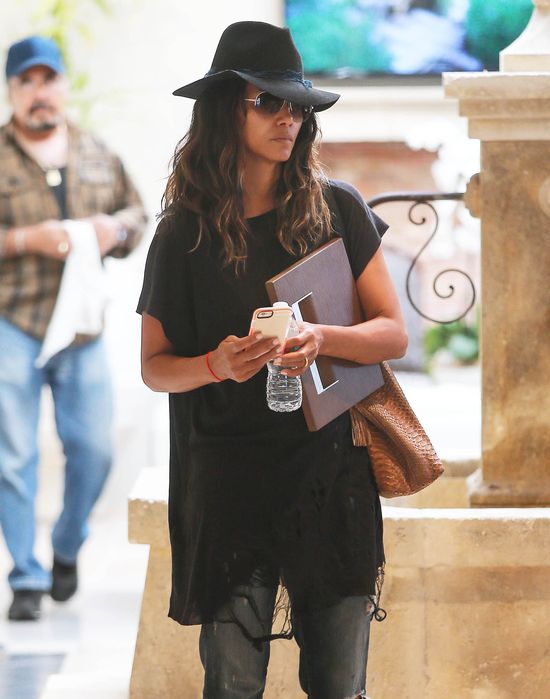 Zmęczona Halle Berry bez makijażu (FOTO) Zmęczona Halle Berry bez makijażu (FOTO)