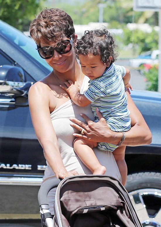 Paparazzi wreszcie sfotografowali synka Halle Berry (FOTO)