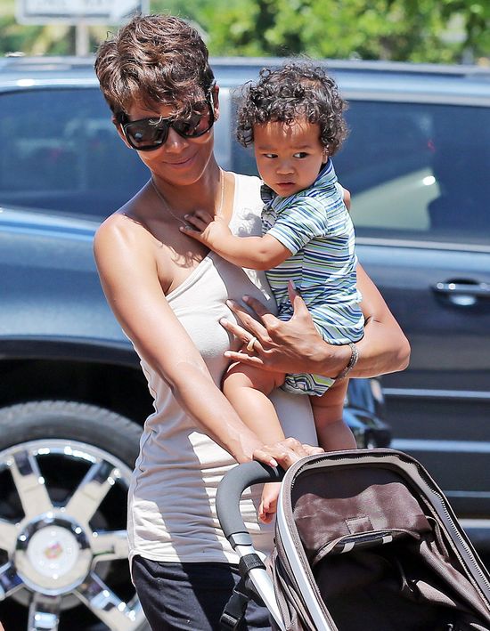Paparazzi wreszcie sfotografowali synka Halle Berry (FOTO)