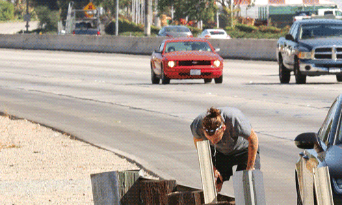 Harry Styles po ostrej imprezie wychodzi z auta i wymiotuje