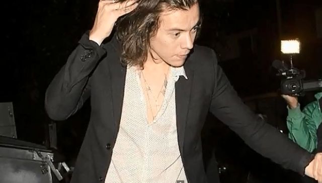 Harry Styles po ostrej imprezie wychodzi z auta i wymiotuje