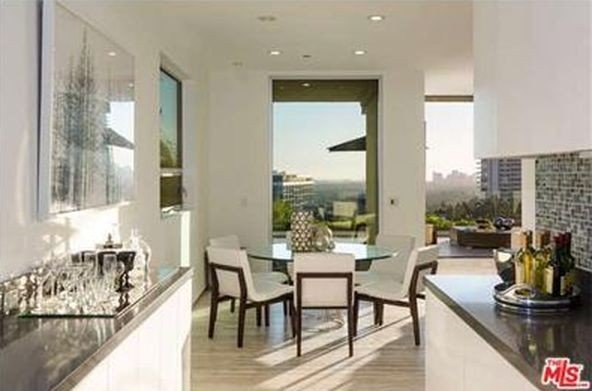 Po co Harry'emu Stylesowi tyle łazienek? (FOTO)