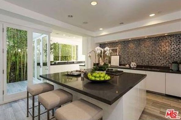 Po co Harry'emu Stylesowi tyle łazienek? (FOTO)