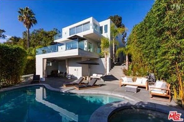 Po co Harry'emu Stylesowi tyle łazienek? (FOTO)