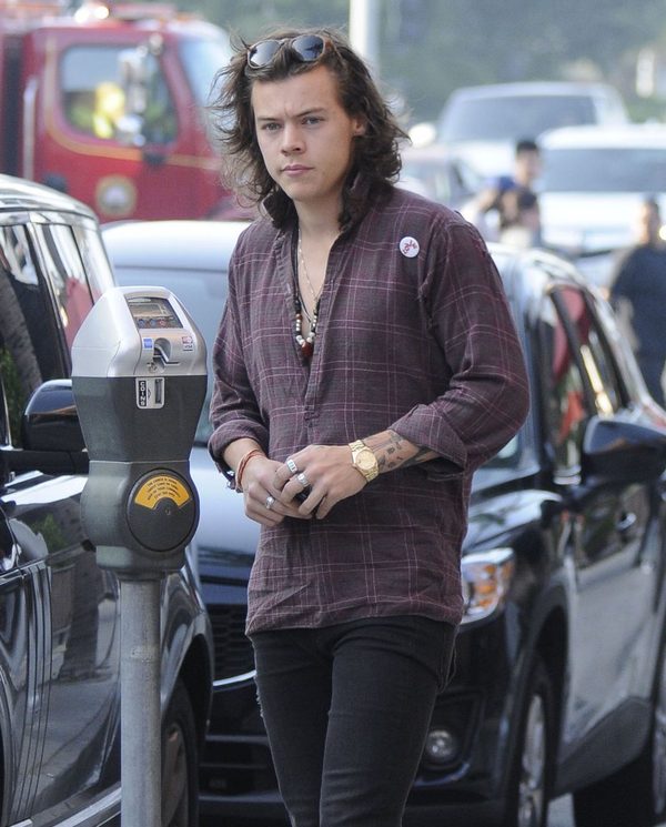 Ta dziewczyna wygląda jak Harry Styles w makijażu Instagram